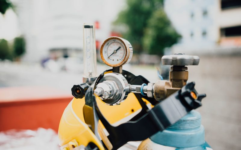 black and yellow oxygen tank at daytime